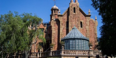 “Disgusting and Selfish”: Disney Guests Horrified as Human Ashes Are Scattered Mid-Ride, Triggering Shutdown