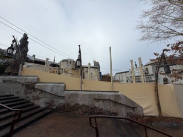 Possible Shade Supports Installed Outside Savi’s Workshop at Disney World