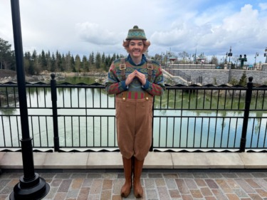 PHOTOS: Meet Oaken and Mossie at the World of Frozen in Disneyland Paris