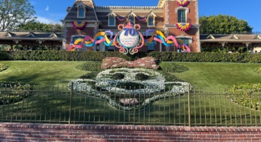 PHOTOS: Minnie Flower Bed Returns to Disneyland For Women’s History Month