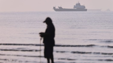 Iran launches retaliatory strikes on Bahrain after latest US attacks