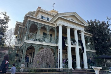 ‘We Can No Longer Assist You’ – Guests Told to Evacuate Themselves From Haunted Mansion at Disneyland