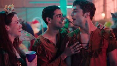 Benito Skinner Teases ‘Overcompensating’ Season 2 Has “A Maturity To It” & “Feels More Queer” As Benny Ventures Out Of The Closet