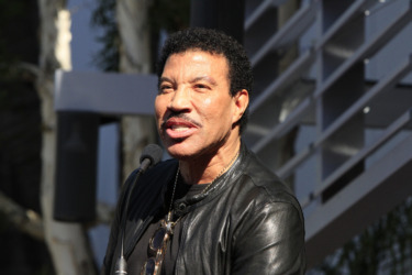 Lionel Richie Postpones Tour After Scary Onstage Health Emergency