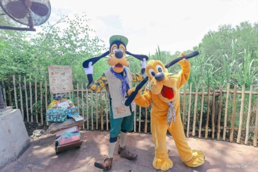 Goofy and Pluto Meet Guests in Asia at Disney’s Animal Kingdom
