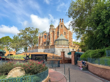 PHOTOS: Haunted Mansion Returns to Original Color Scheme in Magic Kingdom