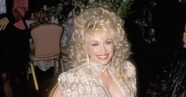 There Are So Many Conspiracy Theories About Dolly Parton and Vaccines
