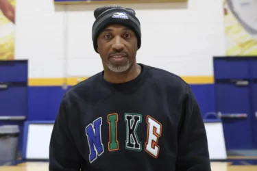 Hofstra hoops coach Speedy Claxton pays it forward on move-in day
