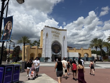 Universal Studios Florida Replaces HHN 35 Archway Medallion with Themed Scrim