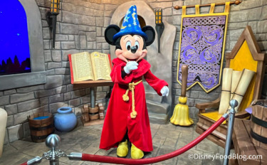 2022 wdw dhs red carpet dreams character mickey 3