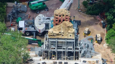 Top Sections of the Mayan Pyramid Installed at Indiana Jones and the Myth of the Jade Serpent