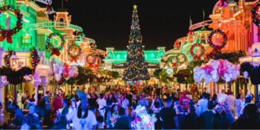Disney main street christmas crowds meaghan kelly flickr